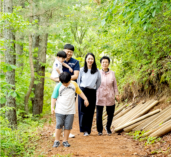 장진웅 과장 가족 오솔길을 걷고 있다.