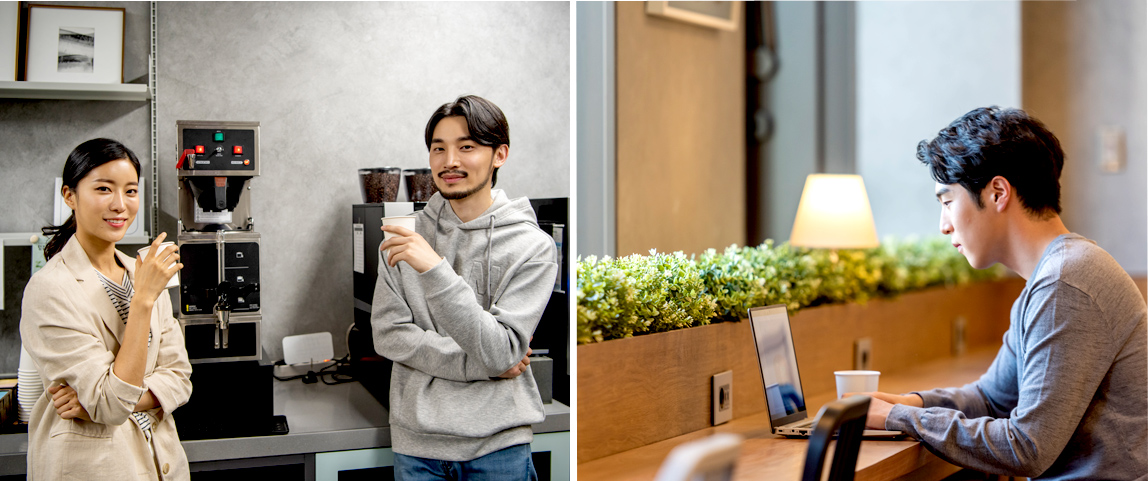 왼쪽 : 동료와 커피를 마시고 있다 /  오른쪽 : 커피를 마시며 업무에 집중하고 있다.